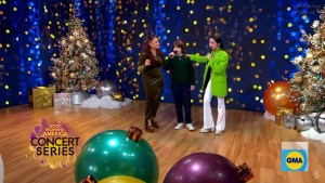 Gloria Estefan sings with family, Christmas