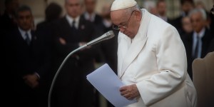 Pope breaks down in tears as he presents Ukraine to Our Lady