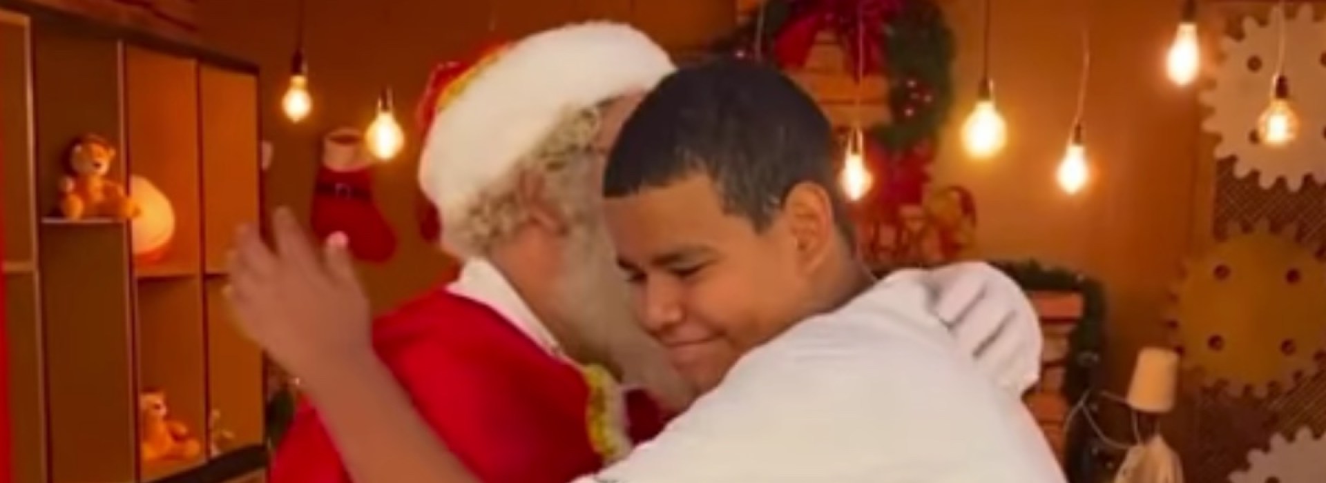 Papai Noel abraça jovem surdo