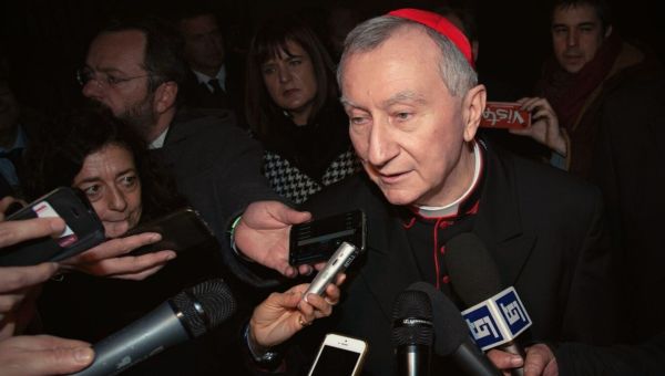 Kard. Pietro Parolin odpowiadający na pytania dziennikarzy