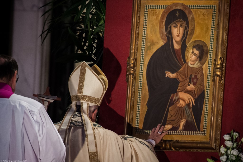 Pope-Francis-prays-in-front-of-the-image-of-the-Salus-Populi-Romani-Antoine-Mekary-ALETEIA