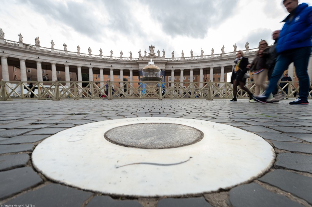 The foci of the ellipse (i fuochi dell'ellisse) in St. Peter's Square from which Bernini's columns can be seen perfectly aligned