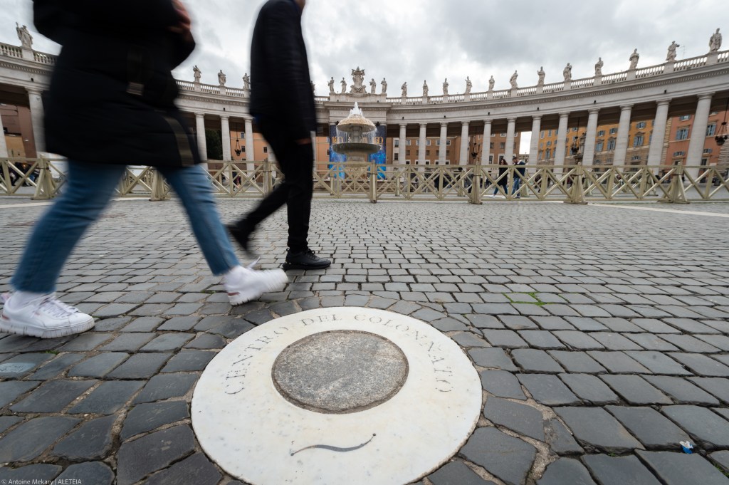 The foci of the ellipse (i fuochi dell'ellisse) in St. Peter's Square from which Bernini's columns can be seen perfectly aligned