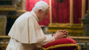 papież Benedykt XVI modli się podczas pobytu na Malcie
