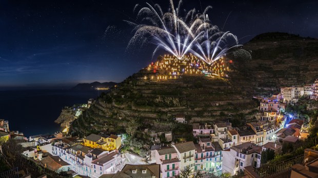 Pesebre iluminado de Manarola en Italia