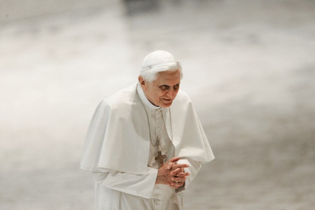Pope-Benedict-XVI Walking Paul VI Hall