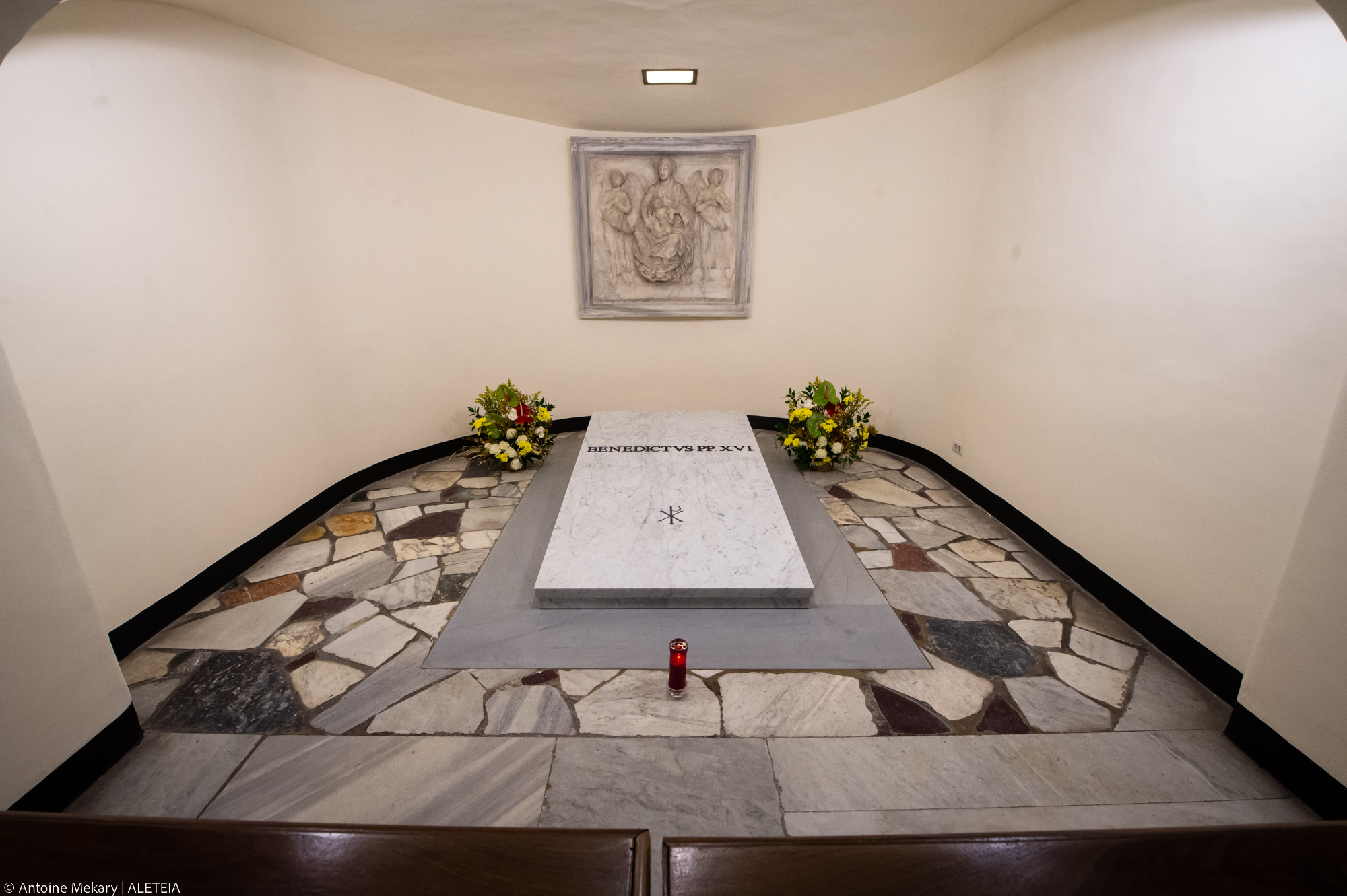 (slideshow) Benedict XVI’s tomb