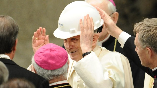 Benedykt XVI przymierza kask podarowany mu podczas audiencji