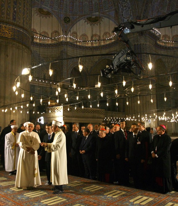 Benedykt XVI w Błękitnym Meczecie w Stambule