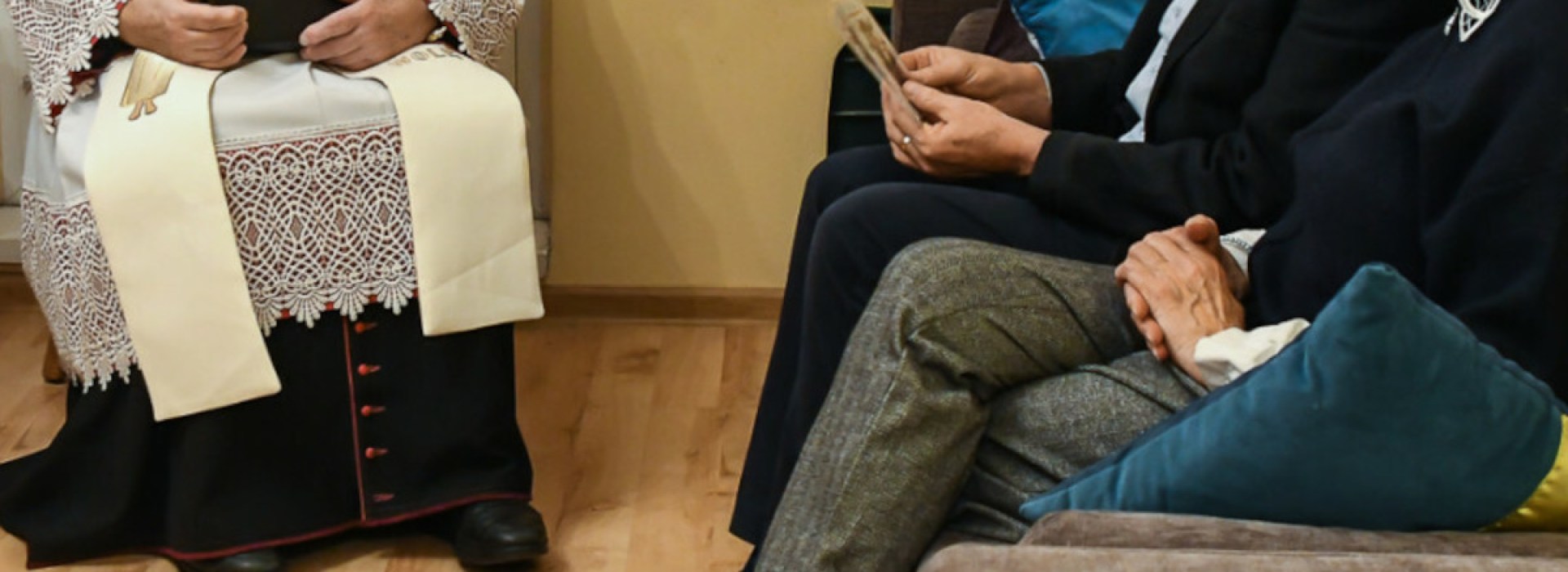 Ksiądz z wizytą duszpasterską u pary żyjącej bez ślubu kościelnego
