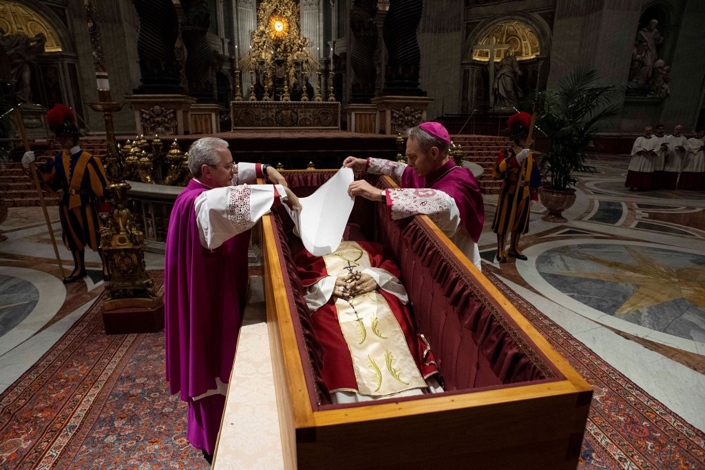 officials-preparing-the-casket-of-the-late-Pope-Emeritus-Benedict-XVI-at-St.-Peters-Basilica-in-The-Vatican