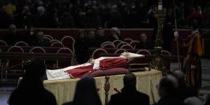 Archbishop Gänswein accompanies the Pope Emeritus and the faithful