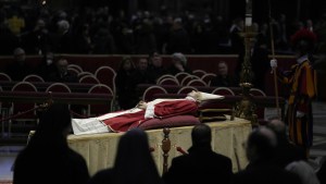 Ciało papieża seniora Benedykta XVI wystawione w Bazylice św. Piotra