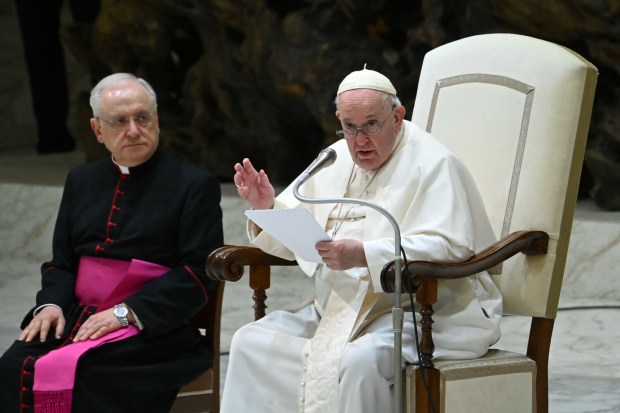 Papież Franciszek podczas audiencji ogólnej w Watykanie