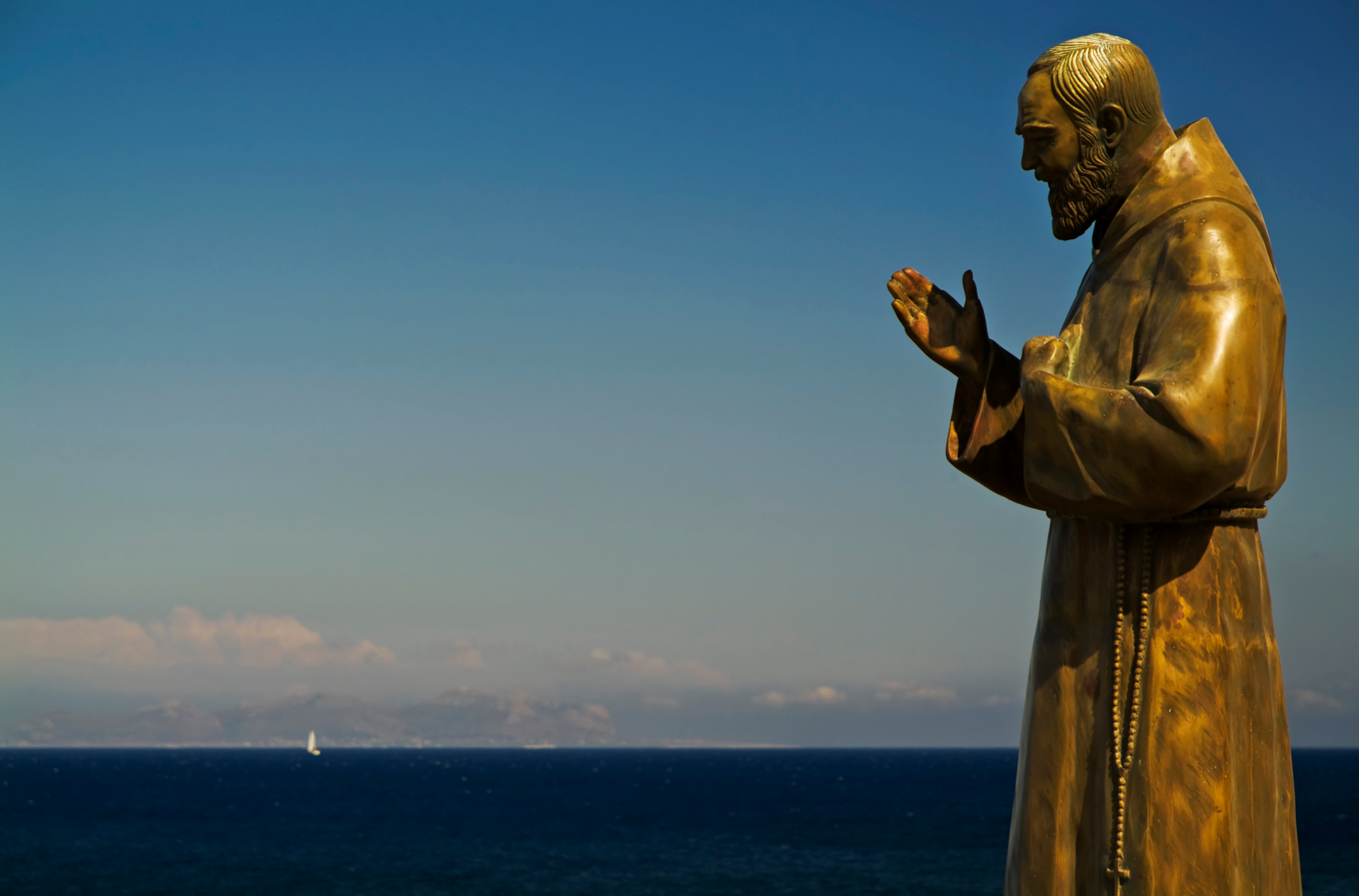 Estatua de bronce de Padre Pío en Sicilia
