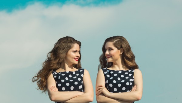 twins, identical, sisters