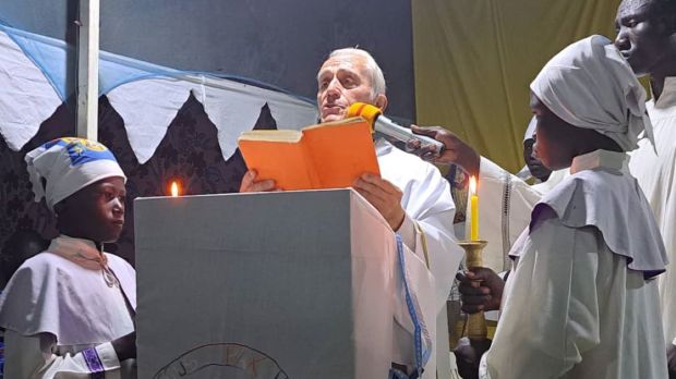 Father Michael Bassano celebrating mass in a camp in South Sudan