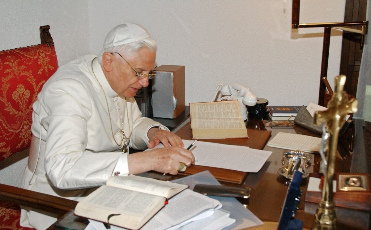 Benedykt XVI pisze przy swoim biurku podczas wypoczynku w Alpach w lipcu 2006 roku