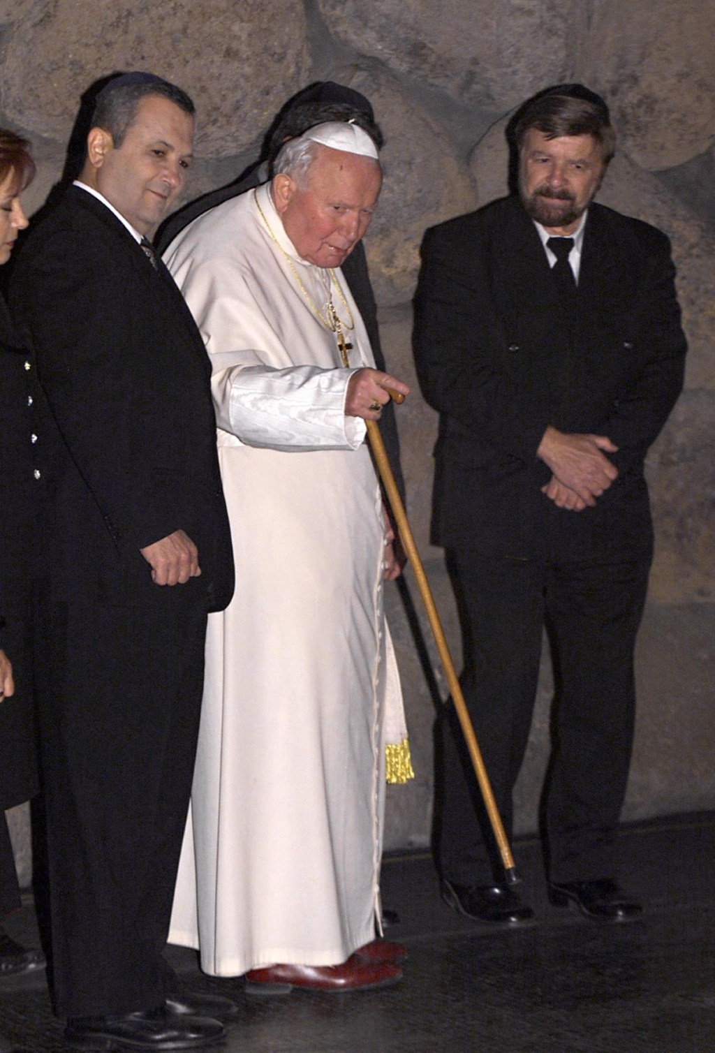 Szewach Weiss wraz z premierem Izraela Ehudem Barakiem towarzyszy Janowi Pawłowi II podczas odwiedzin w Instytucie Yad Vashem w Jerozolimie (23 marca 2000)