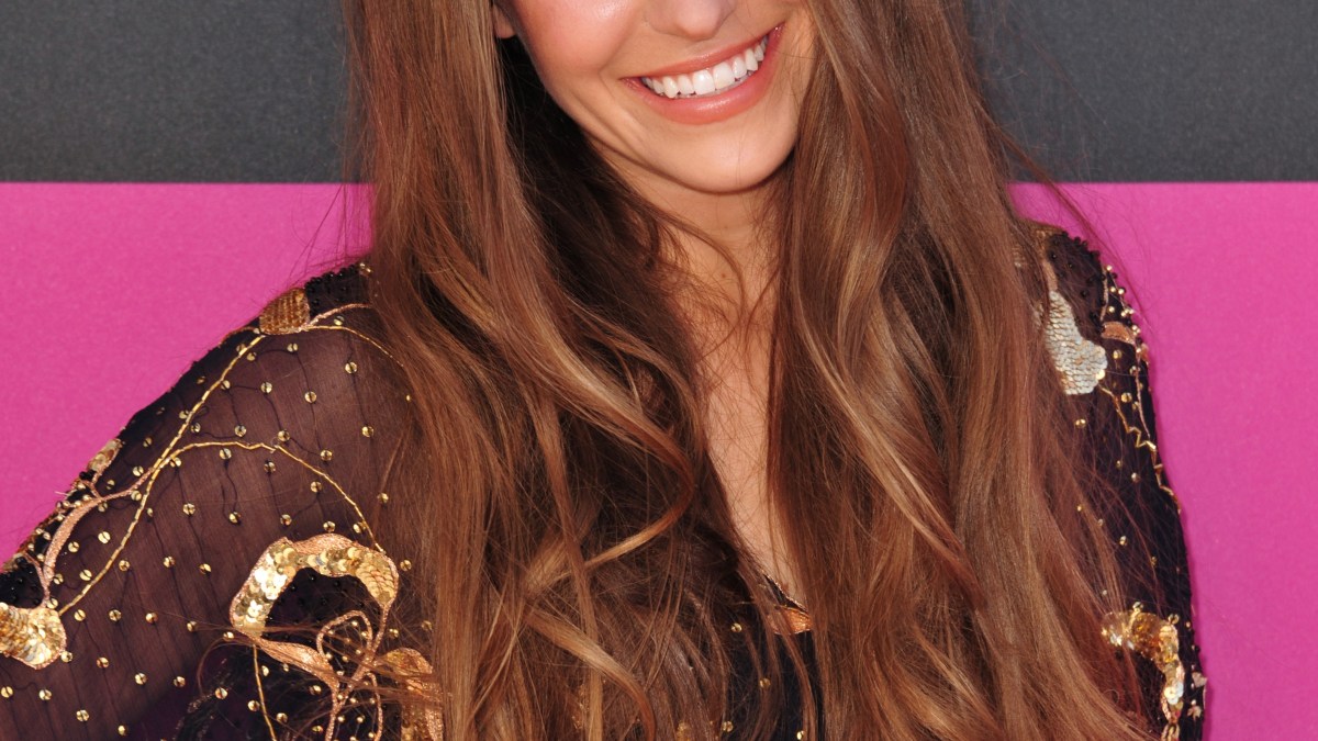 Lauren Daigle smiling at award event