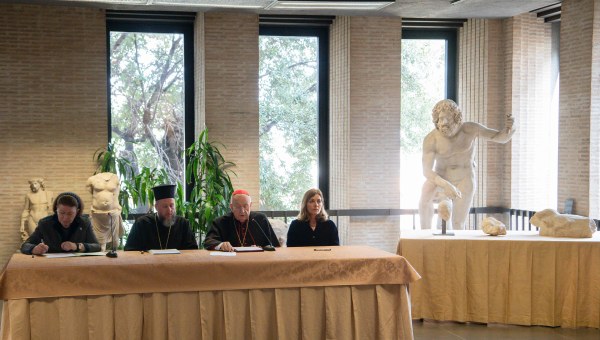 The act of donation of the three fragments of the Parthenon wanted by the Holy Father was signed this morning at the Vatican Museums.