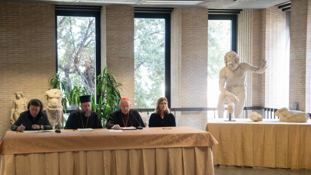The act of donation of the three fragments of the Parthenon wanted by the Holy Father was signed this morning at the Vatican Museums.