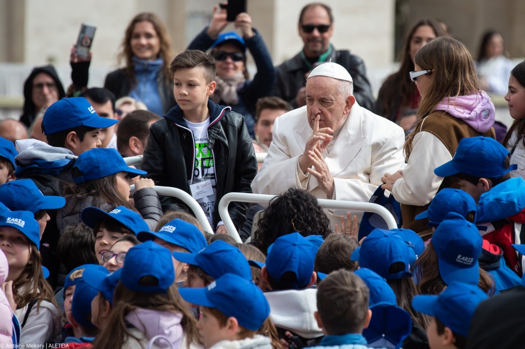 Pope-Francis-Blesses-faithful-at-the-end-of-his-weekly-general-Audience-March-29-2023