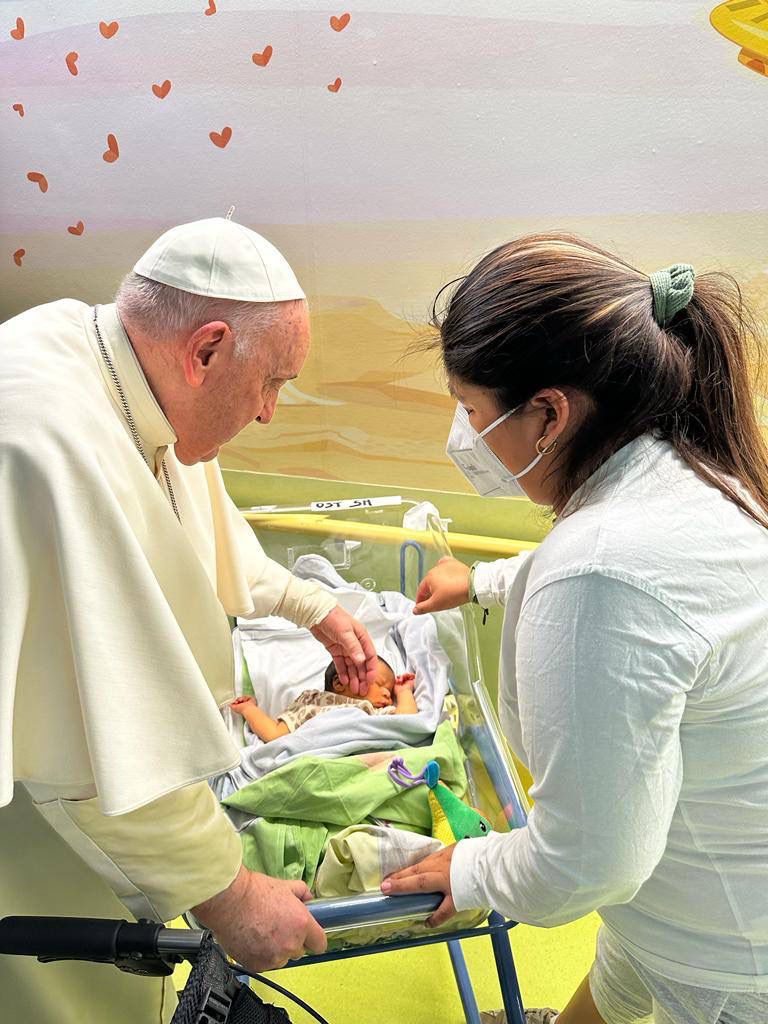 Pope-Francis-visited-children-hospitalized-in-the-pediatric-oncology-ward-in-the-A-Gemelli