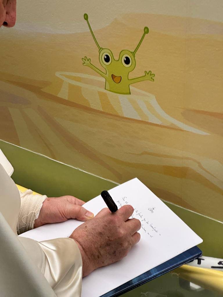 Pope-Francis-visited-children-hospitalized-in-the-pediatric-oncology-ward-in-the-A-Gemelli