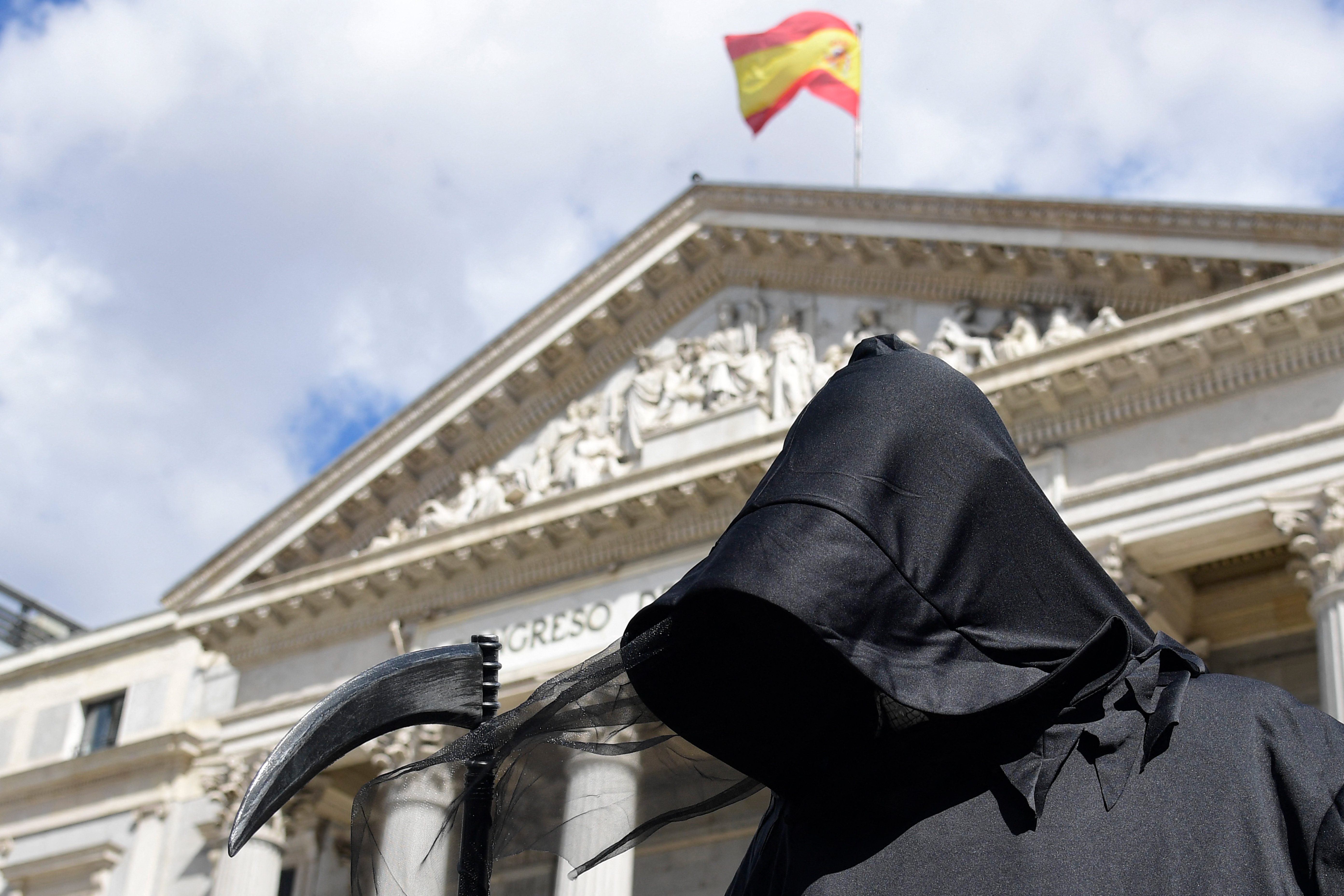Man dressed as grim reaper protests Spain's proposed euthanasia law