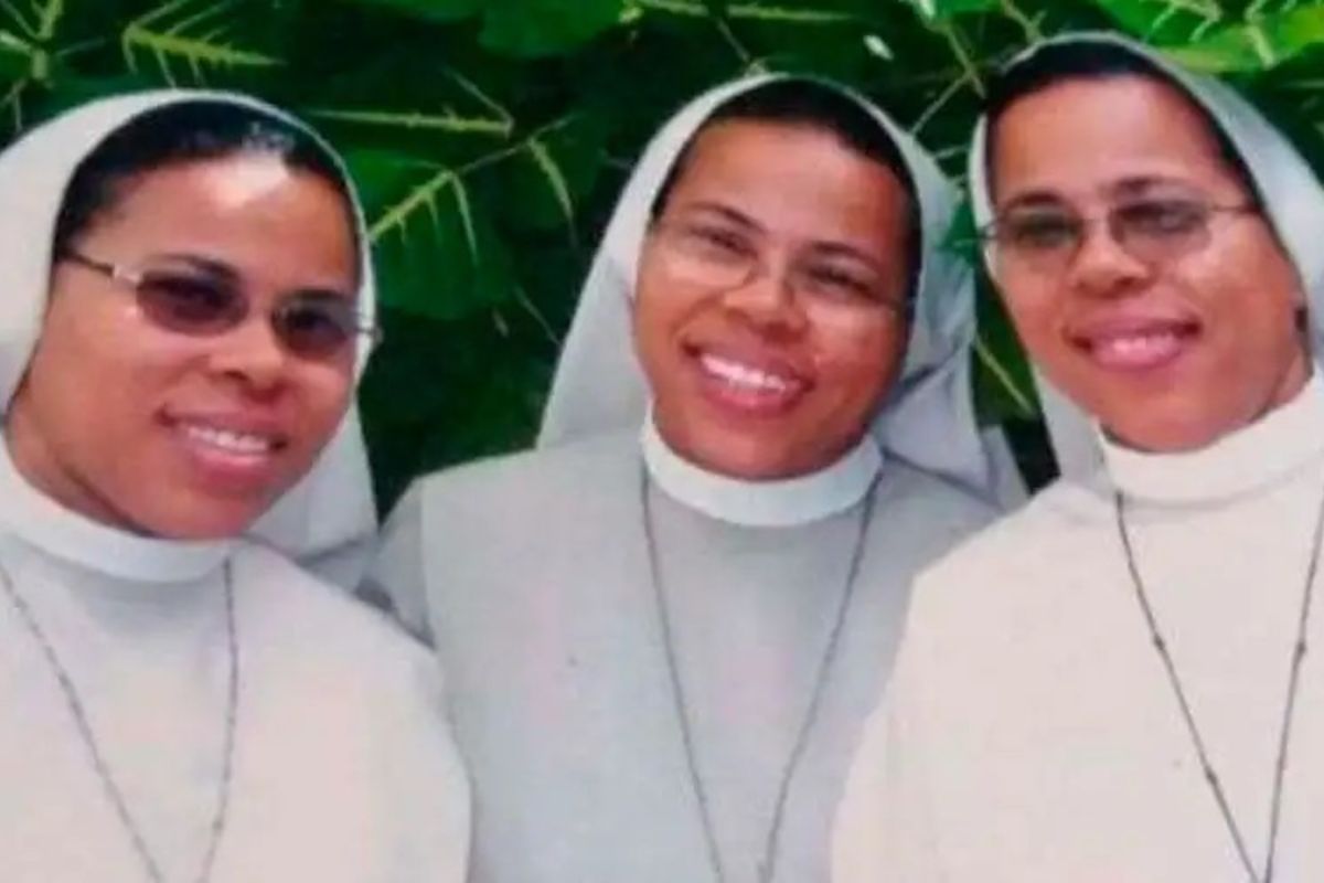 SOEURS / RELIGIEUSES / TRIPLEES