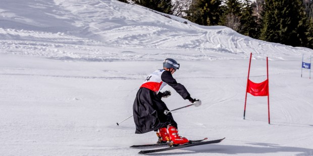 Cassocks and crosses on the ski slopes for a friendly competition - Vimarsana News