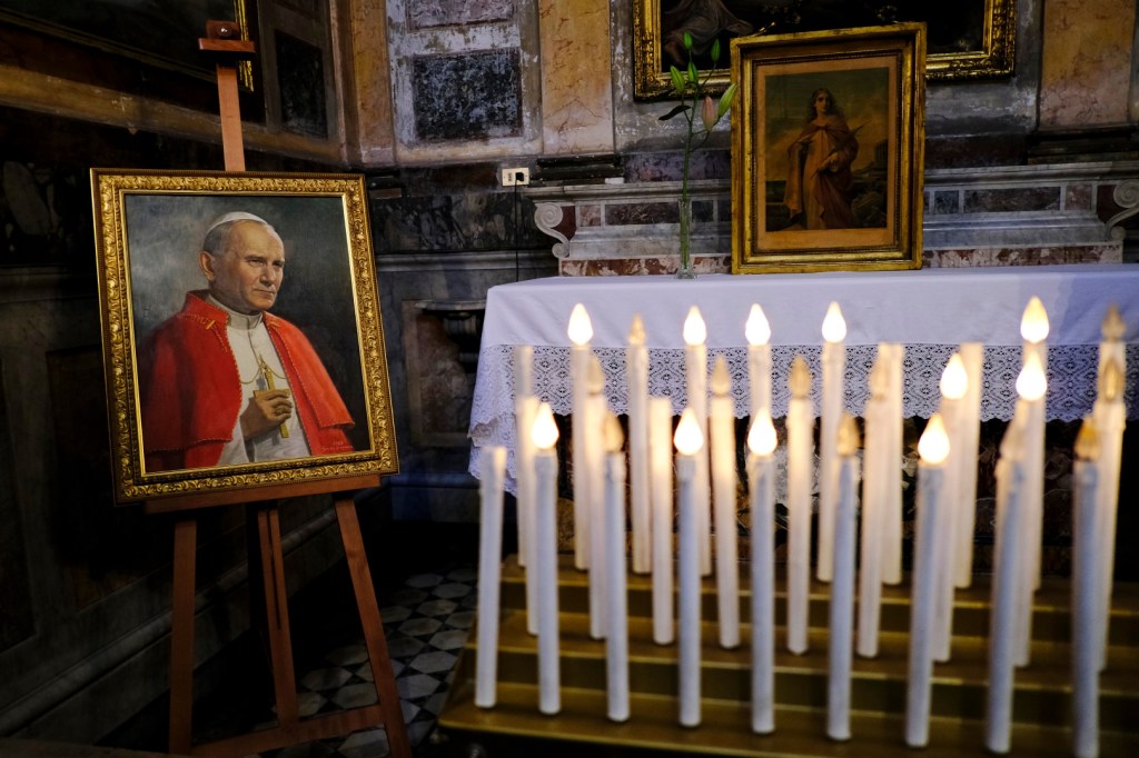portret Jana Pawła II w kościele