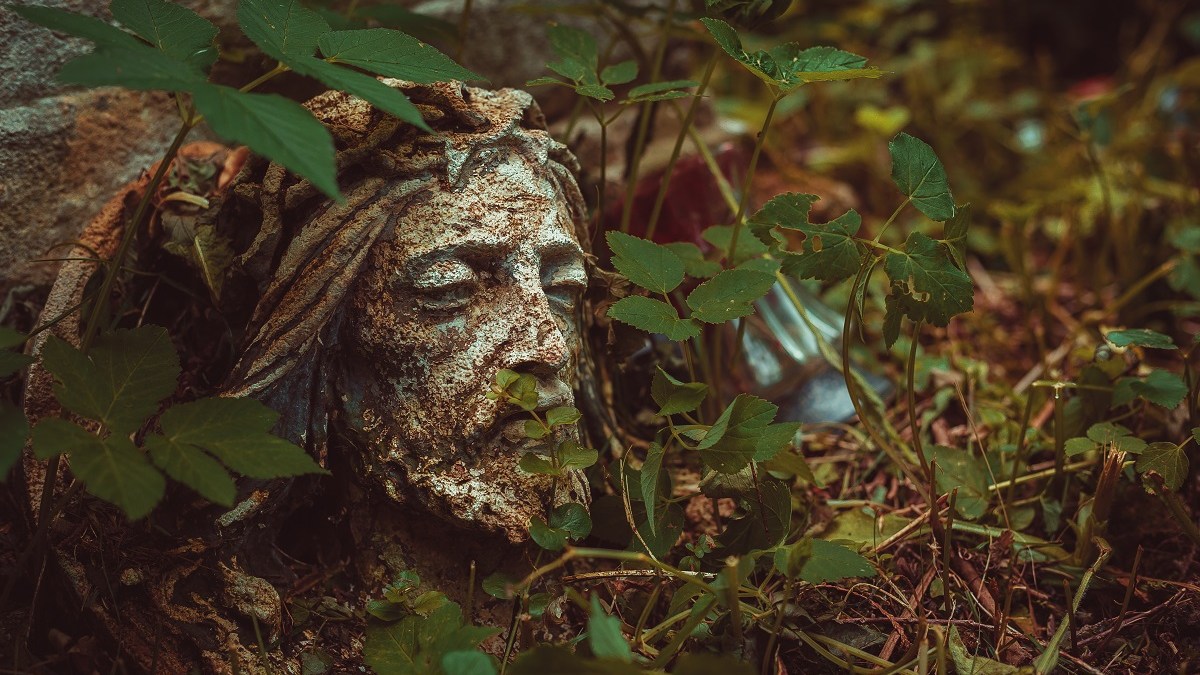 Jesus statue, broken head, cemetery