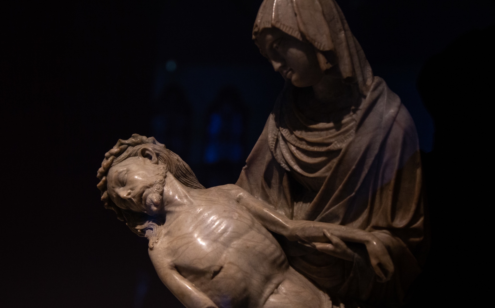 Matka Boża trzyma w ramionach ciało zabitego syna - Jezusa Chrystusa (Pieta)