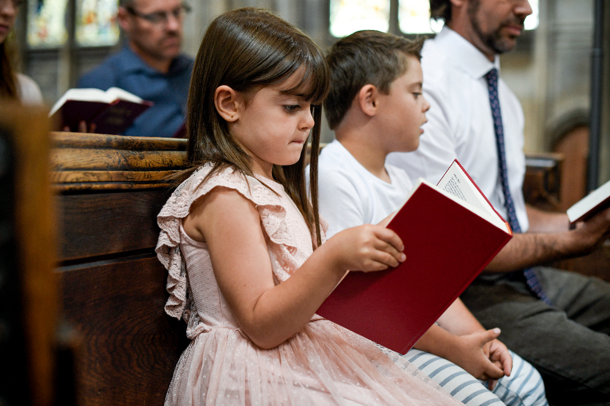 kids-pray-church-dad