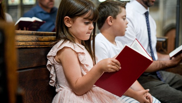 kids-pray-church-dad