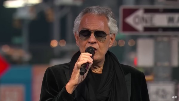 Andrea Bocelli sings Amazing Grace in Times Square