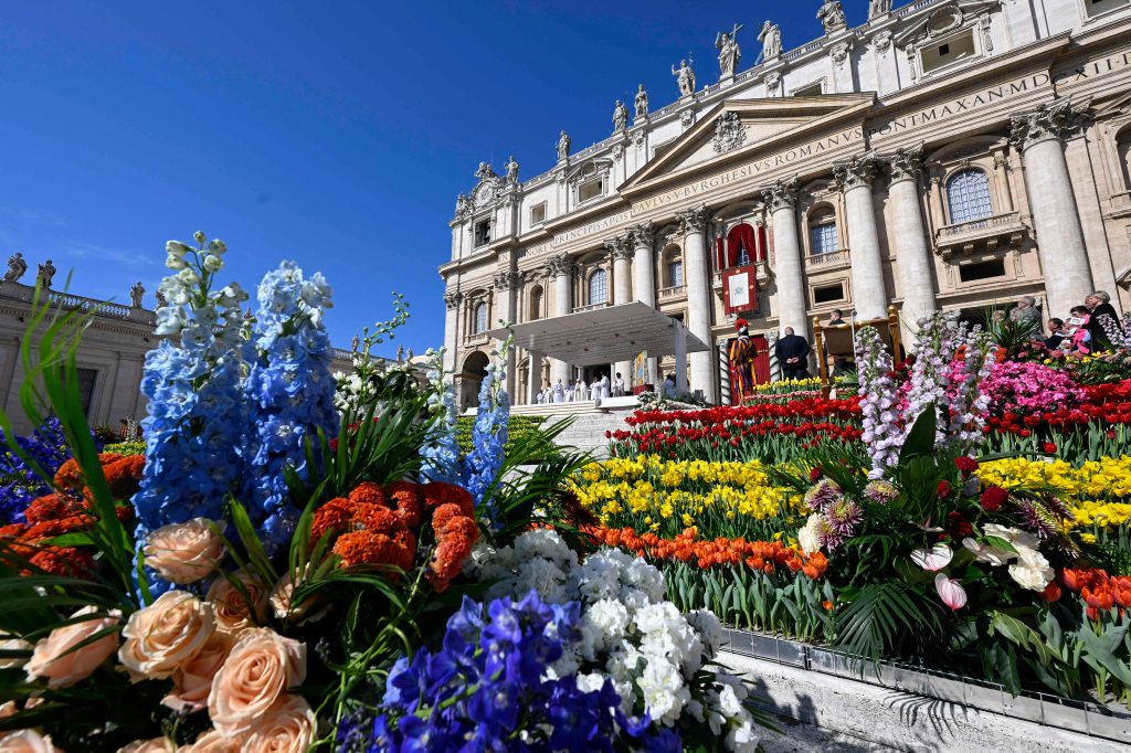 EASTER VATICAN FLOWER AFP