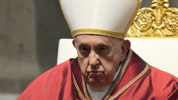 Papież Franciszek w trakcie Mszy Wigilii Paschalnej