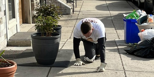 Phili father makes kneeling pilgrimage in thanksgiving - Vimarsana News
