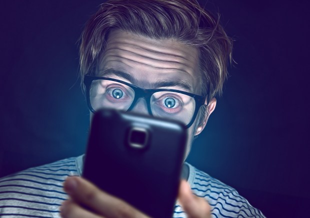 Mężczyzna uzależniony od smartfona