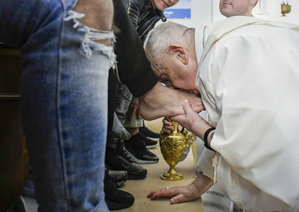 Papież Franciszek obmył nogi osadzonym w więzieniu dla nieletnich w Rzymie