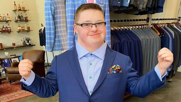 Jon z zespołem Downa w swoim nowym szytym na miarę garniturze