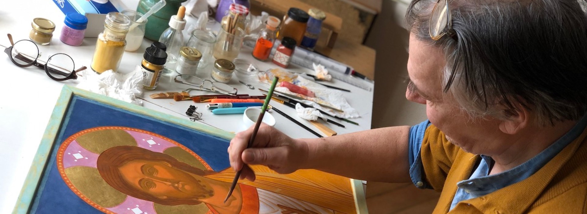 Gilles Weissmann writing an icon of Christ