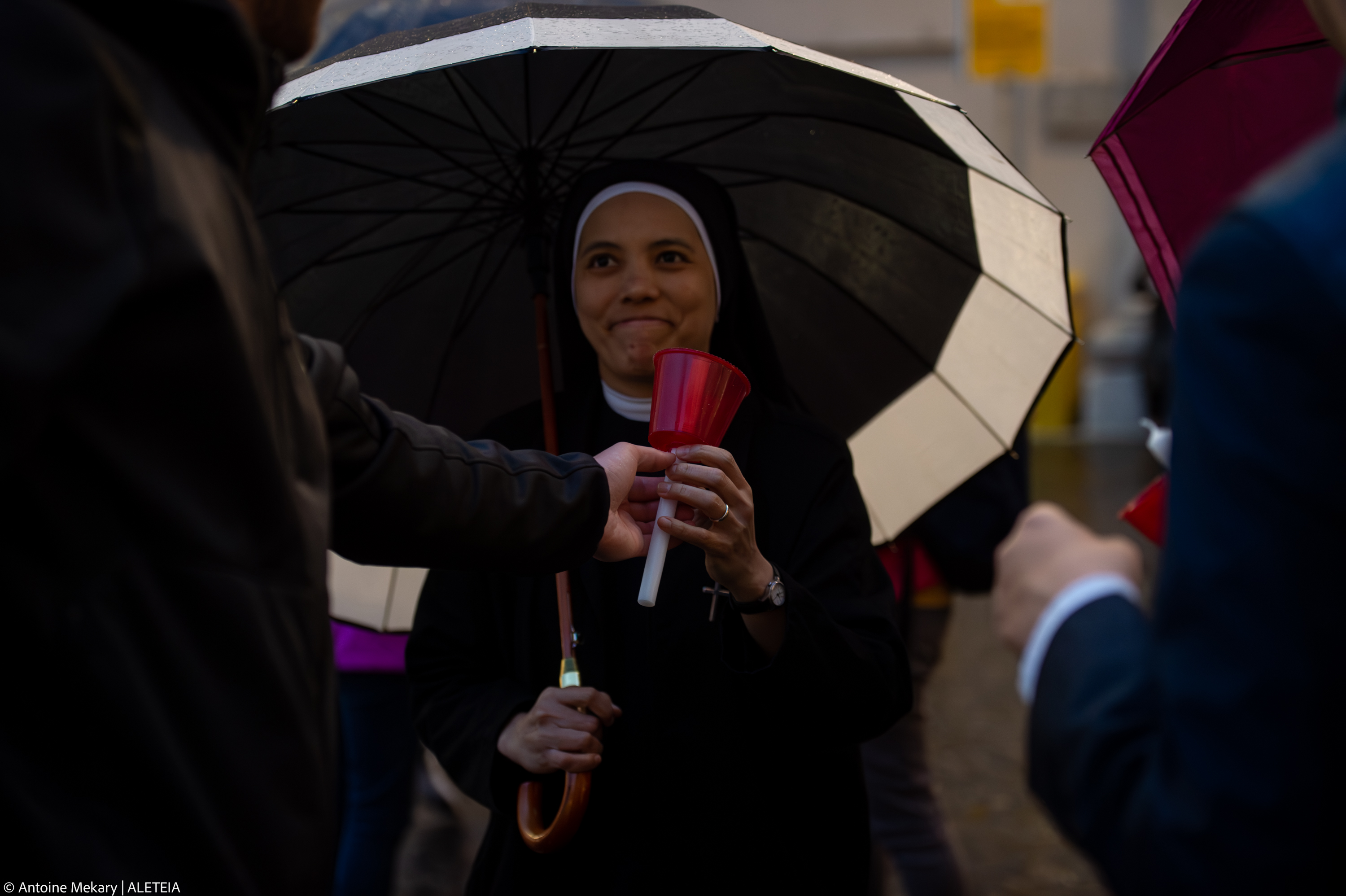(Slideshow) Torchlight procession for Mary’s month