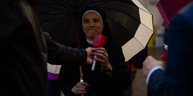 (Slideshow) Torchlight procession for Mary’s month