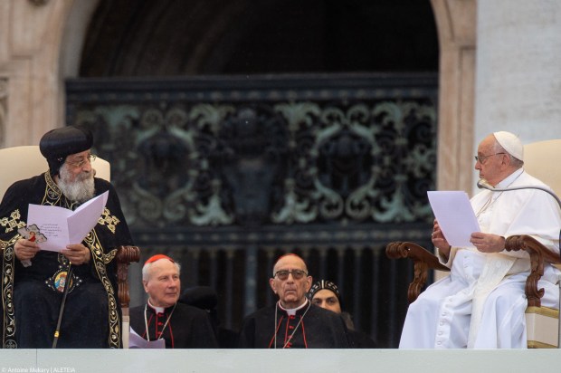 Pope-Francis-and-Leader-of-the-Coptic-Orthodox-Church-of-Alexandria-Pope-Tawadros-II-