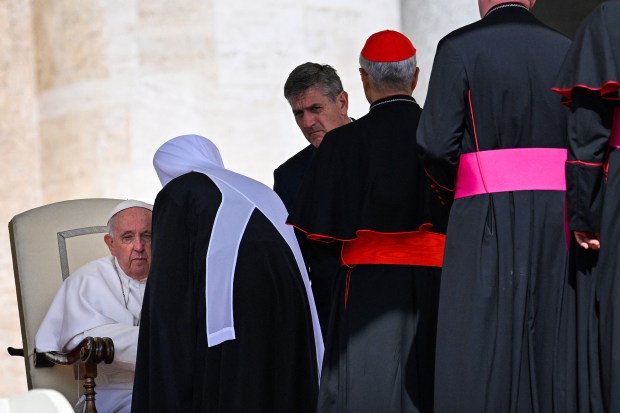Pope-Francis-meets-with-the-Chairman-of-the-Department-for-External-Church-Relations-of-the-Moscow-Patriarchate-Metropolitan-Anthony-of-Volokolamsk-AFP