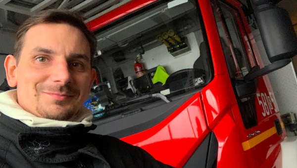 Ksiądz Dawid Gawenda jest strażakiem